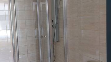 Zimmer, Mehrere Schlafzimmer | Badezimmer