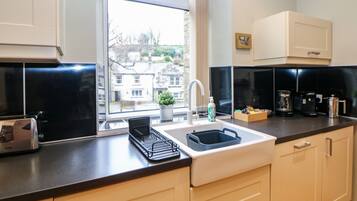 Cottage | Private kitchen | Fridge, dishwasher, electric kettle, toaster