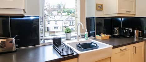 Mökki | Yksityinen keittiö | Jääkaappi, astianpesukone, vedenkeitin, leivänpaahdin