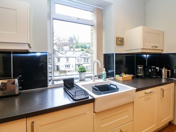Cottage | Private kitchen | Fridge, dishwasher, electric kettle, toaster - Corner Cottage (Buxton)