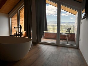 Penthouse Exclusive | 1 phòng ngủ, chăn bông, trang bị nội thất với thiết kế riêng biệt