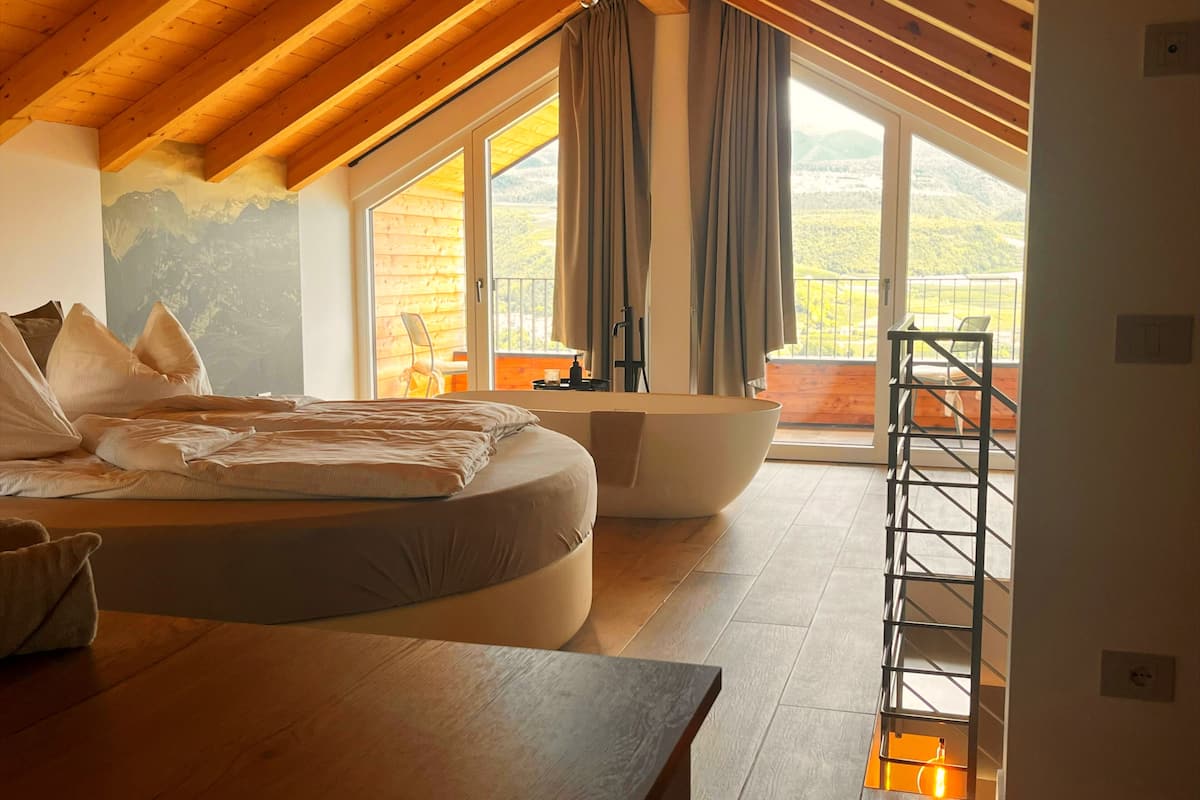 Exclusive Penthouse | 1 bedroom, down duvets, individually furnished, laptop workspace