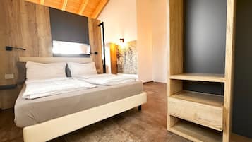 Un dormitorio moderno con techo de madera, una cama con ropa blanca, un armario de madera y una estantería de pared.