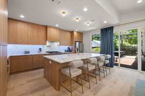 Wasserkocher mit Kaffee-/Teezubehör, Kühlschrank, Mikrowelle, Ofen