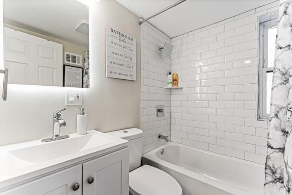 Hårtork, handdukar, tvål och schampo