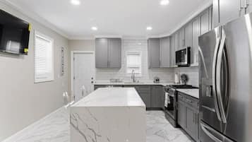 Kylskåp, mikrovågsugn, ugn och spishäll