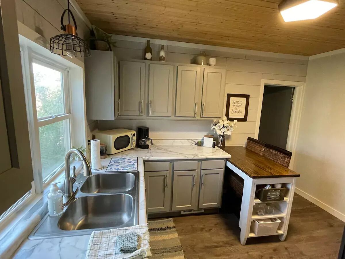 Dog Friendly 2 Bedroom Upper Unit in Iron River