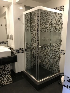 Phòng 4 Deluxe | Phòng tắm | Buồng tắm vòi sen, khăn tắm, xà phòng, dầu gội 