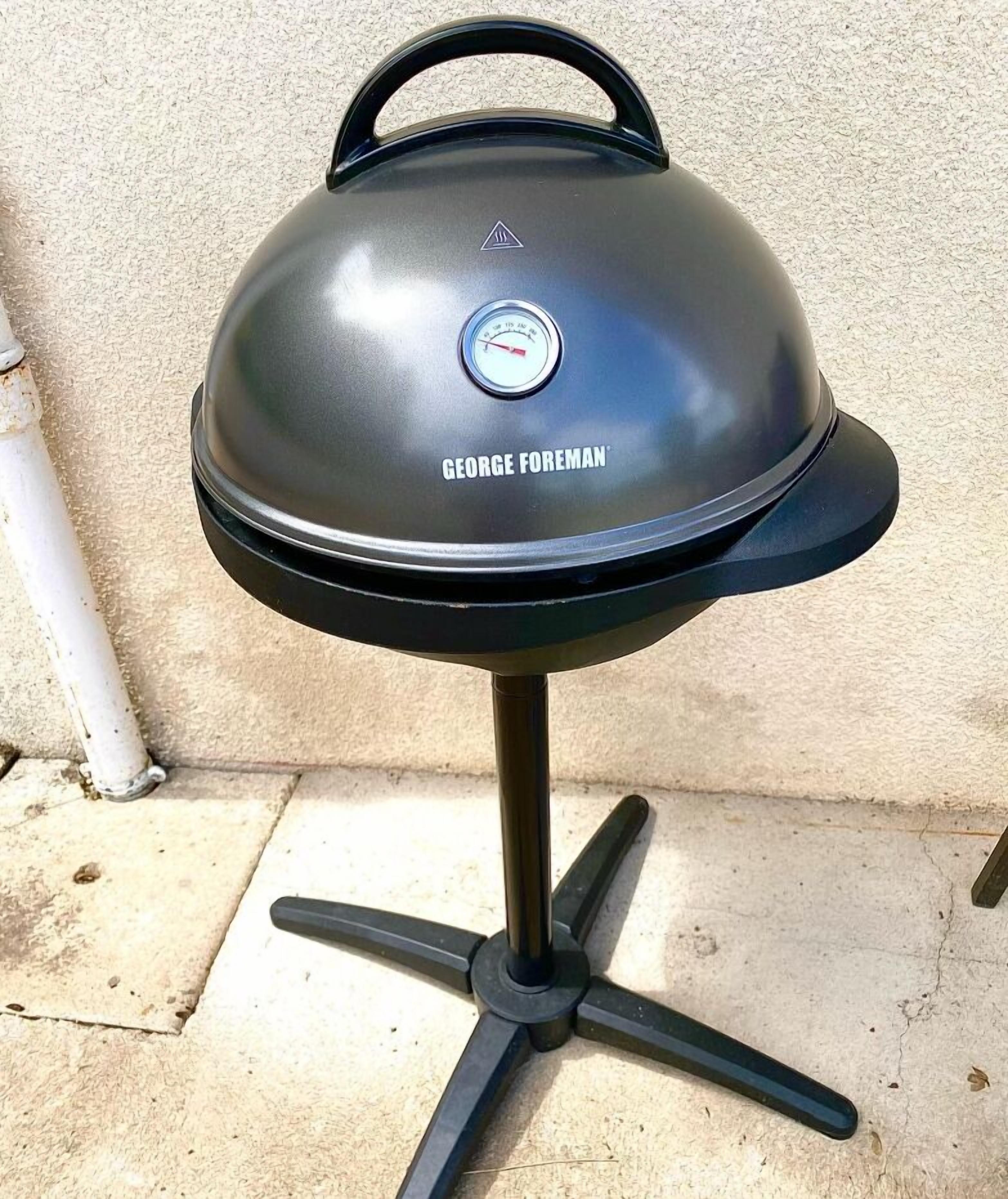 Una parrilla George Foreman sobre un soporte de trípode.