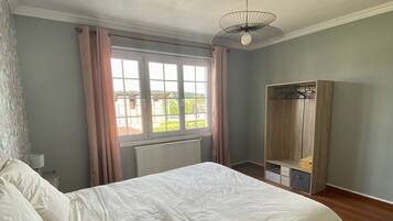 3 Schlafzimmer, Schreibtisch, Reisekinderbett, kostenloses WLAN