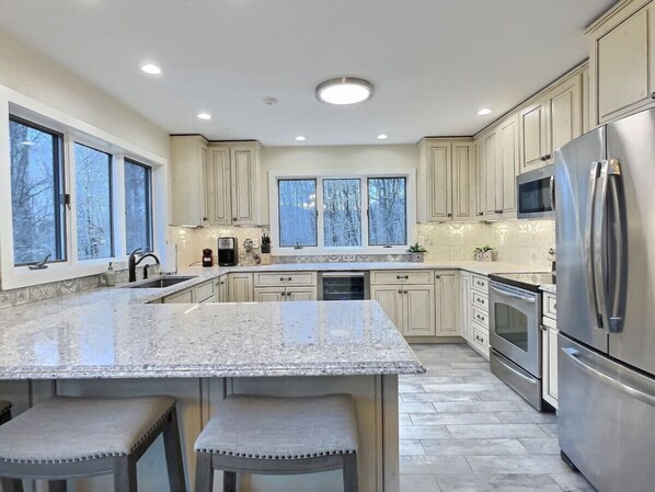 Réfrigérateur, micro-ondes, four, plaque de cuisson