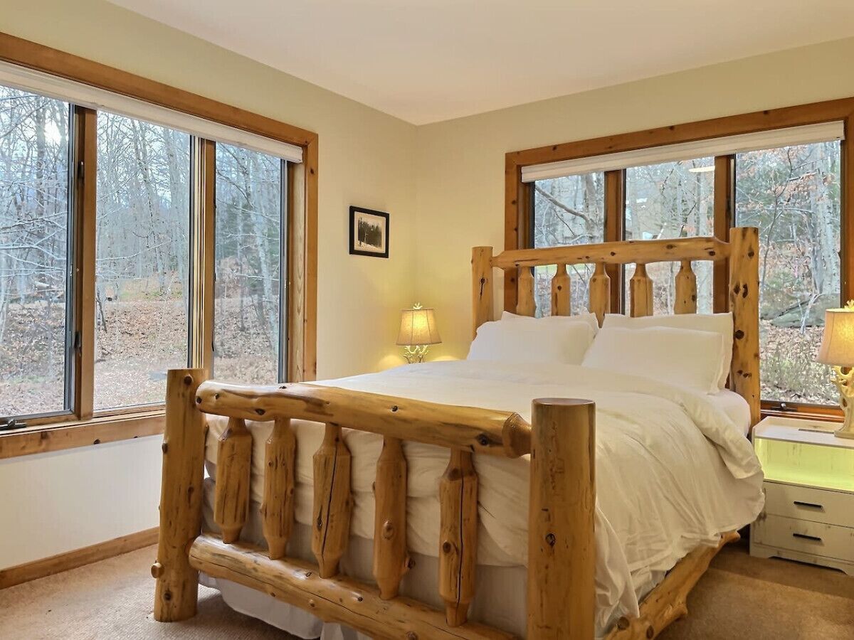 4 bedrooms, desk, iron/ironing board, travel crib