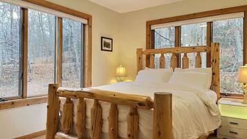 4 bedrooms, desk, iron/ironing board, travel crib