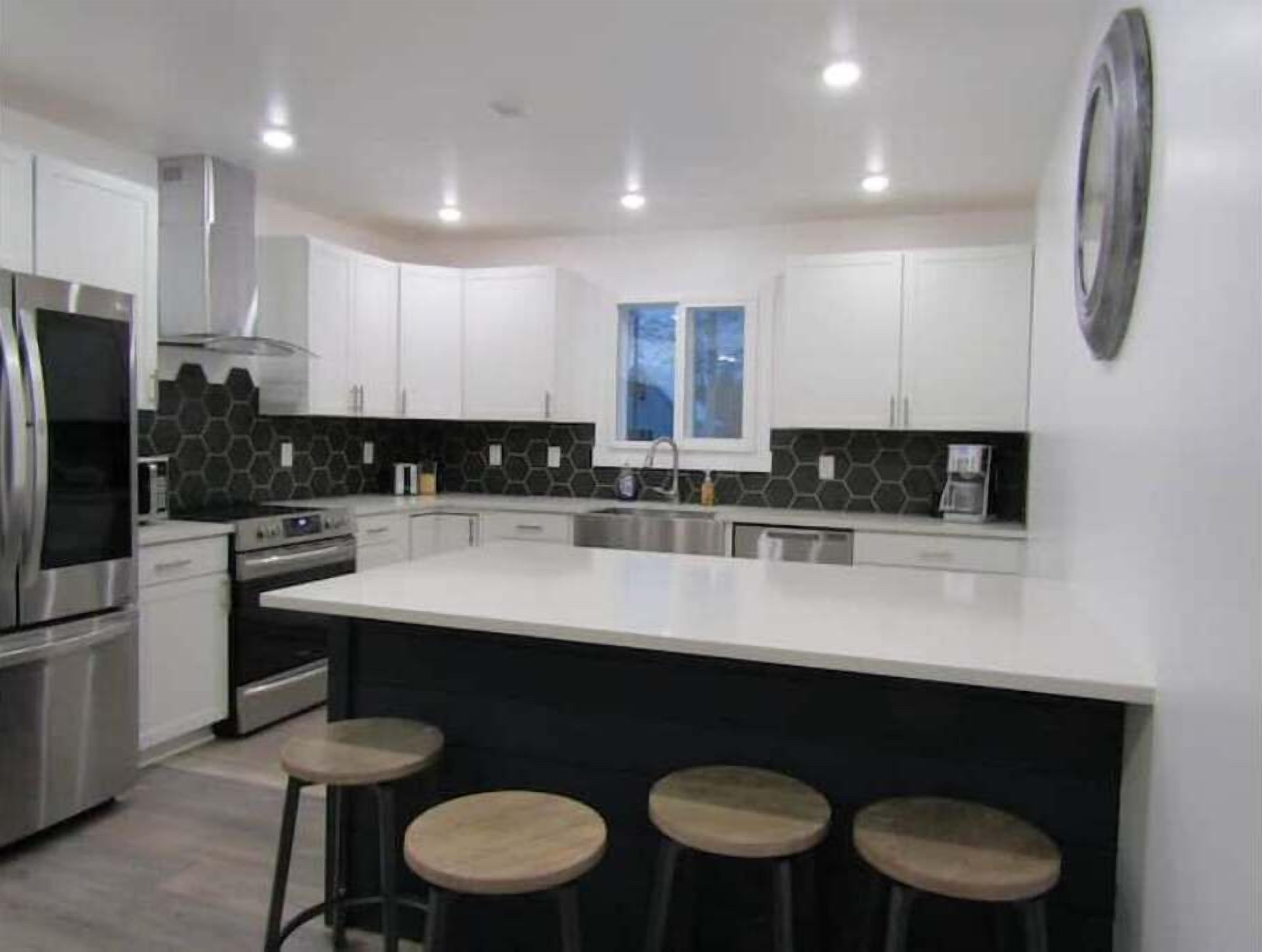 Refrigerador, microondas, horno y parrilla de estufa 