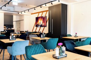 Café da manhã com buffet diário (EUR 14 por pessoa) 