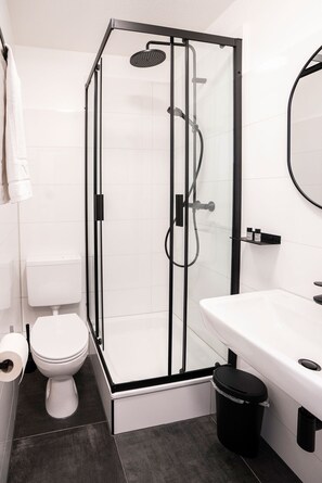Shower, rainfall showerhead, hair dryer, towels - Dream Factory by Hotel Bergheim (Bergheim)