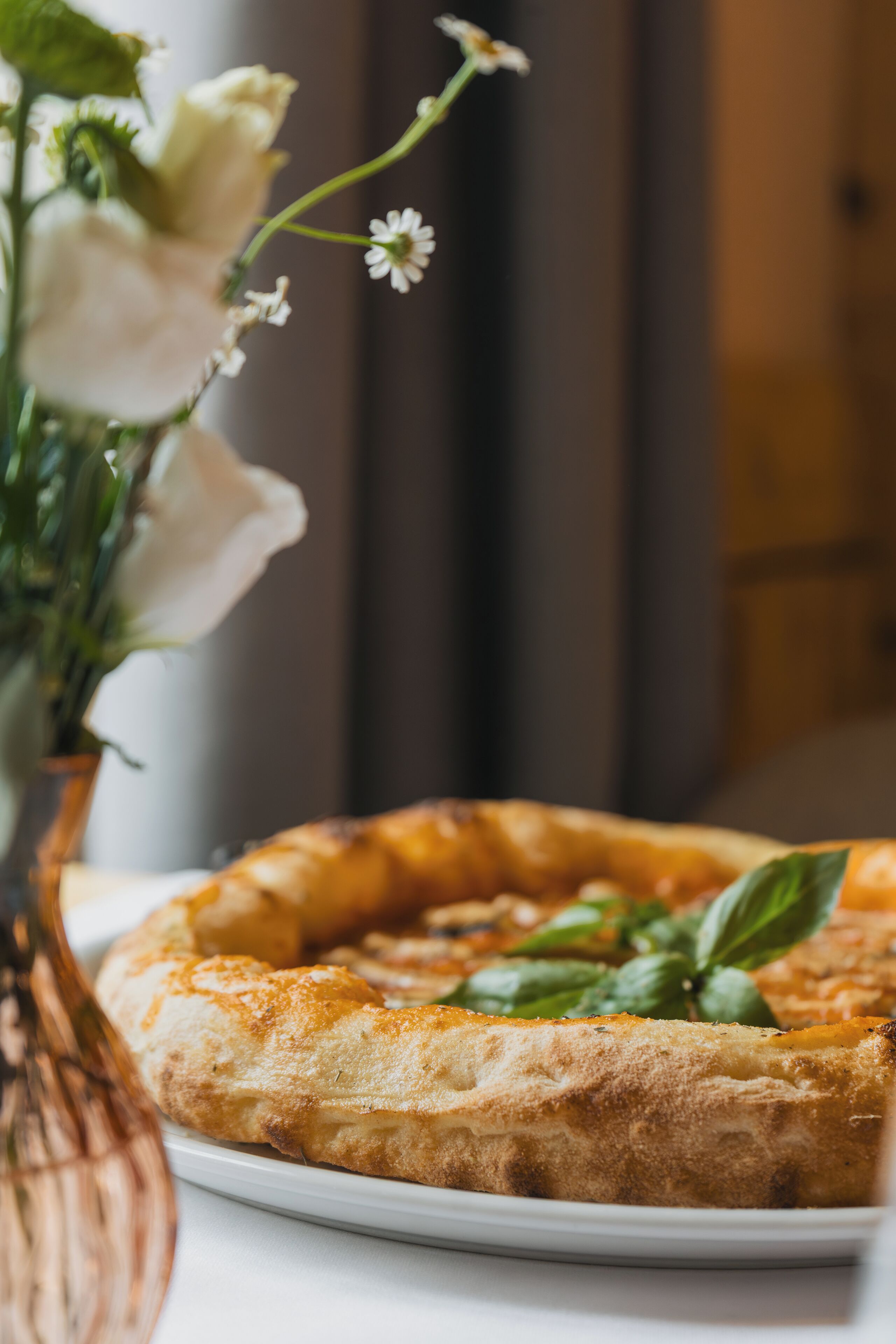 Une vue rapprochée d’une pizza sur une assiette, avec un arrière-plan flou.