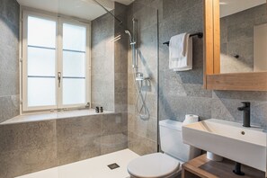 Family Room | Room amenity - Hotel Brocco & Posta  (Mesocco)