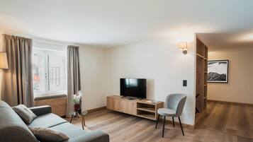 Comfort Junior Suite | Area soggiorno | TV LCD 32 pollici con canali satellitari