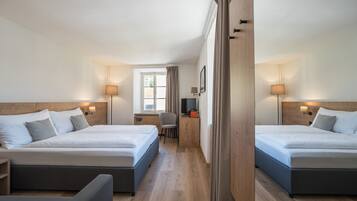 Quadrupla Comfort | 1 camera, una scrivania, lenzuola