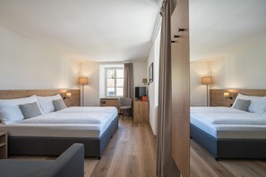 Escritorio y ropa de cama 