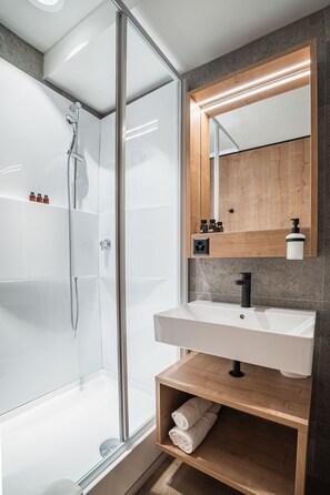 Ducha, cabezal de ducha tipo lluvia, art ículos de tocador gratuitos