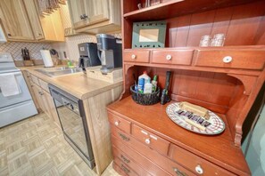 Fridge, microwave, oven, stovetop - Creekside Cabin - Hot Tub, Firepit, Porch (Hiawassee)
