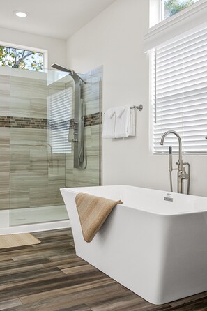 Shower, hair dryer, towels, soap - Andante Trail - Unit A - Red Rock Retreat (Sedona)