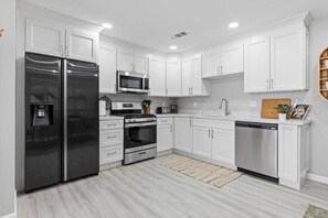 Fridge, microwave, oven, stovetop - Wine Lovers Paradise (Lodi)