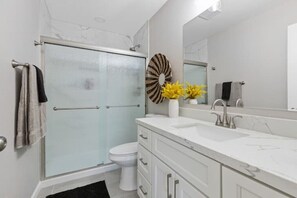 Towels, soap, shampoo, toilet paper - Wine Lovers Paradise (Lodi)