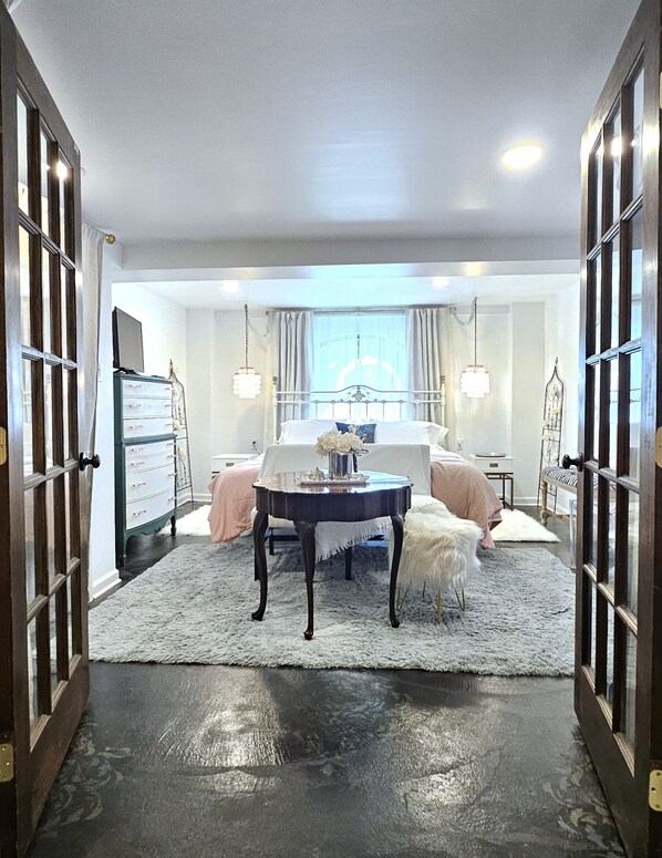 Room - Secret Garden: Close to all New Orleans top attractions (New Orleans)