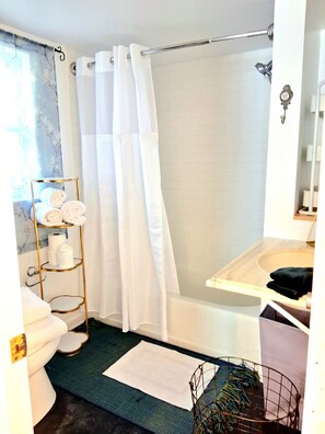 A bathroom with a shower, toilet, and sink. - Secret Garden: Close to all New Orleans top attractions (New Orleans)