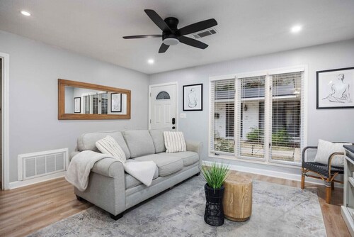 Serene APT- 8 mi to FT Benning- Walk to Lakebottom Park