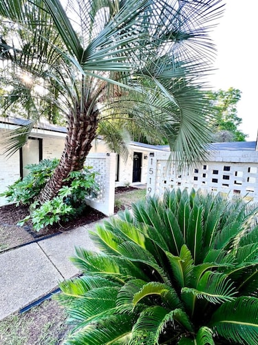 Midtown Modern Apt w Arcade: 8 miles to FT Moore