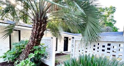 Midtown Modern Apt w Arcade: 8 miles to FT Moore