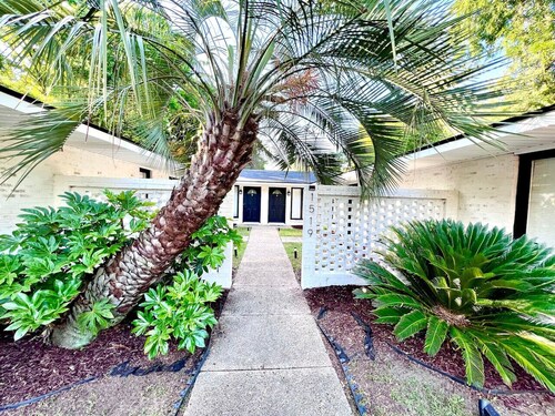 Midtown Modern Apt w Arcade: 8 miles to FT Benning