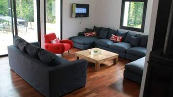 Televisie, een dvd-speler en een stereo