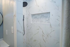Sèche-cheveux, serviettes fournies