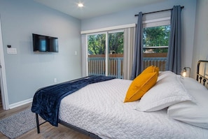 4 bedrooms, iron/ironing board, WiFi, bed sheets