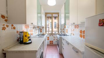 Frigorifero, forno, piano cottura, lavastoviglie