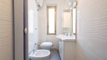 Dusche, Haartrockner, Bidet, HandtĂŒcher