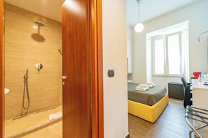 Premium bedding, in-room safe, desk, soundproofing - Andenis Tiber House  (Rome)