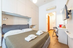 Classic Double or Twin Room | Premium bedding, in-room safe, desk, soundproofing - Andenis Tiber House  (Rome)
