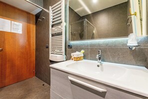 Classic Triple Room | Bathroom | Shower, rainfall showerhead, hair dryer, bidet