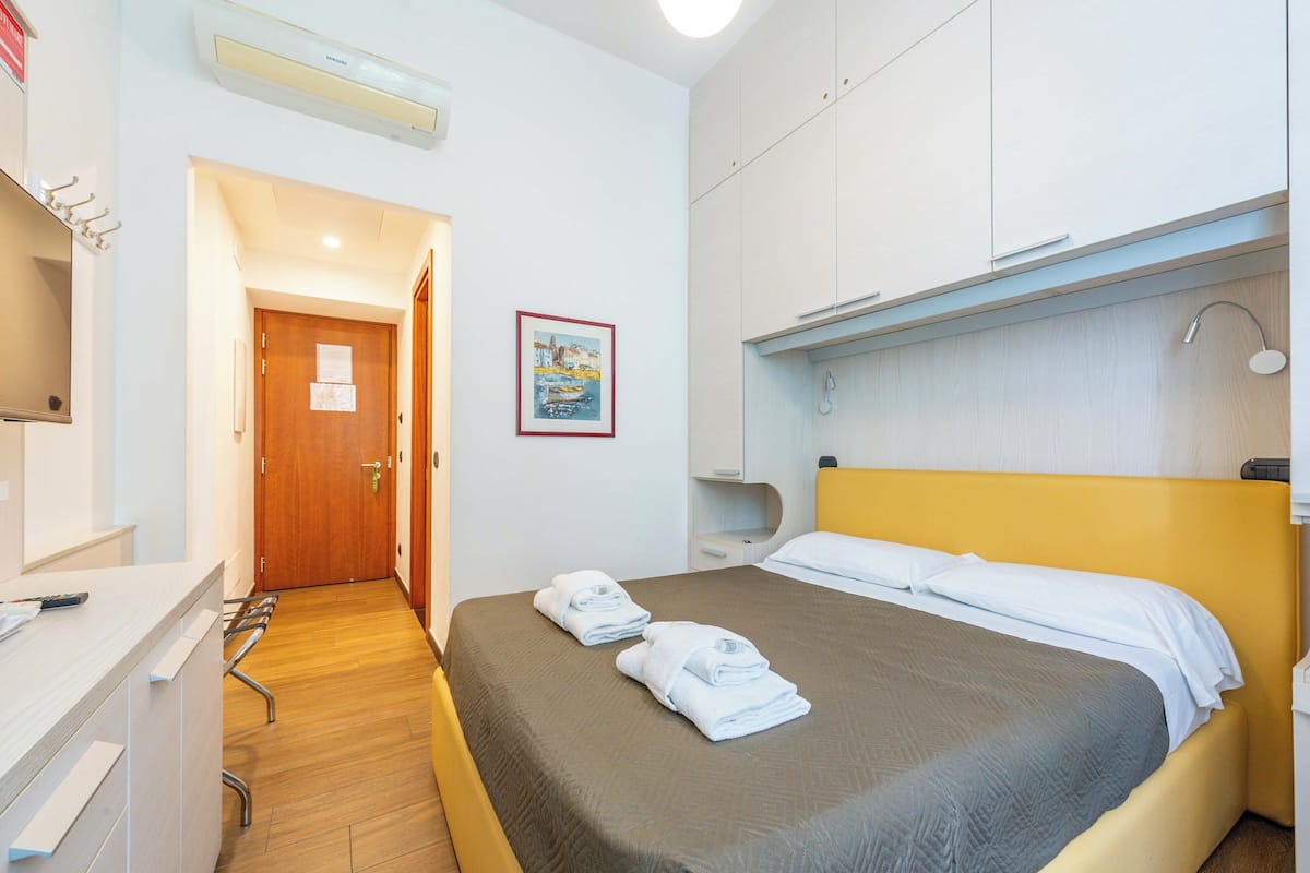 Peralatan tempat tidur premium, peti besi dalam bilik, meja