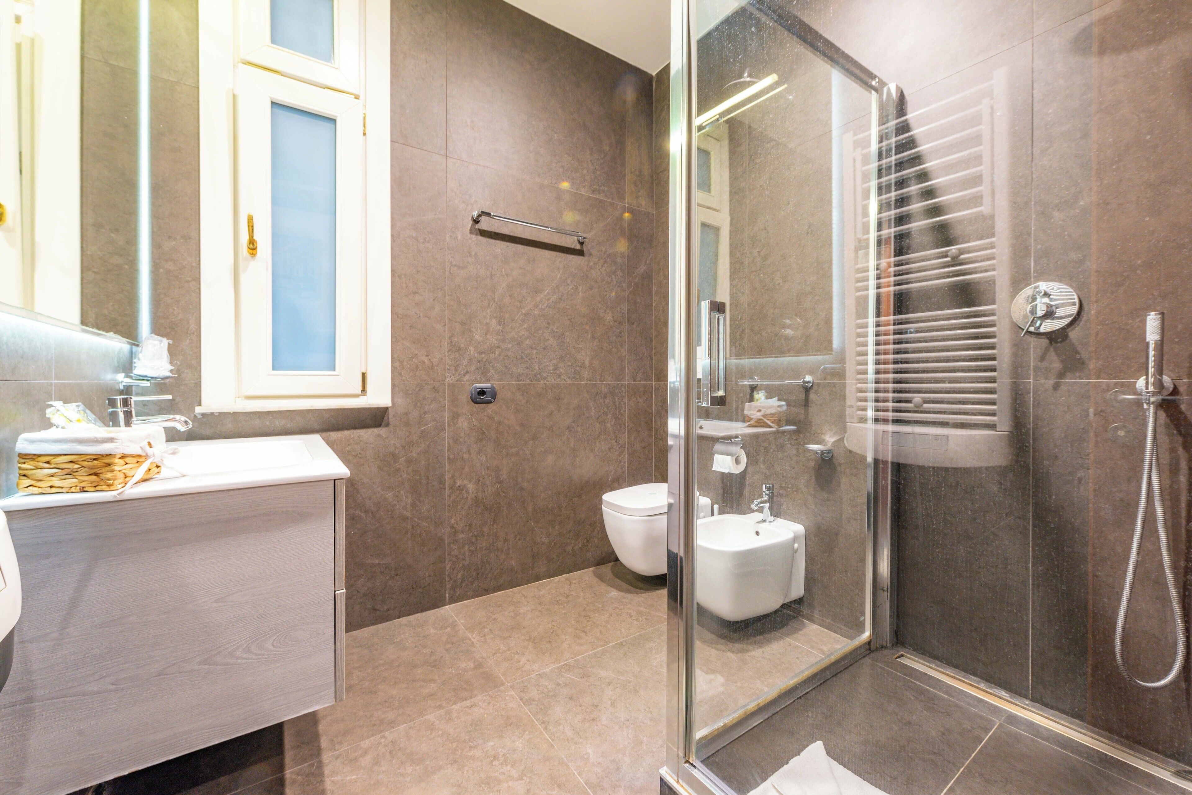 Classic Triple Room | Bathroom | Shower, rainfall showerhead, hair dryer, bidet