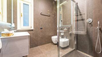Classic Triple Room | Bathroom | Shower, rainfall showerhead, hair dryer, bidet