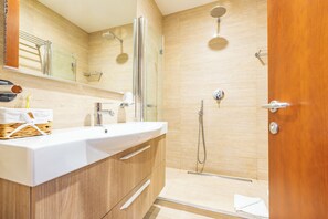 Shower, pancuran hujan, pengering rambut, dan kloset