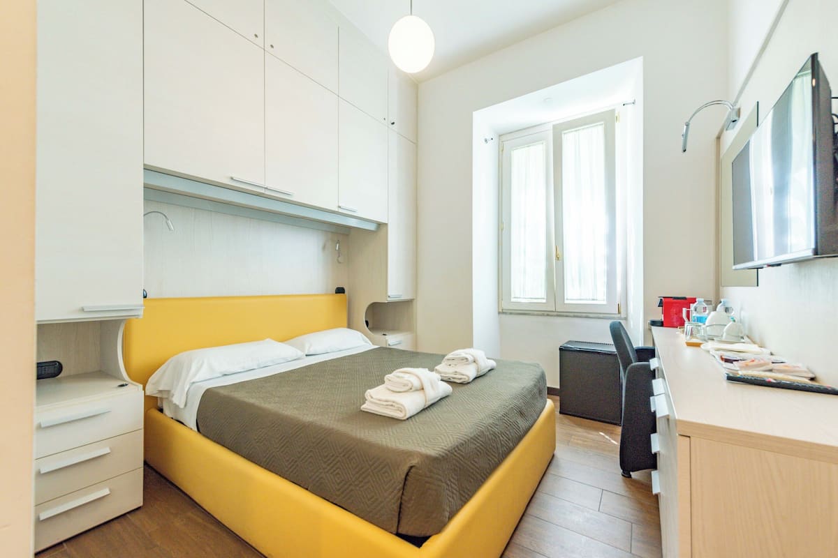 Peralatan tempat tidur premium, peti besi dalam bilik, meja