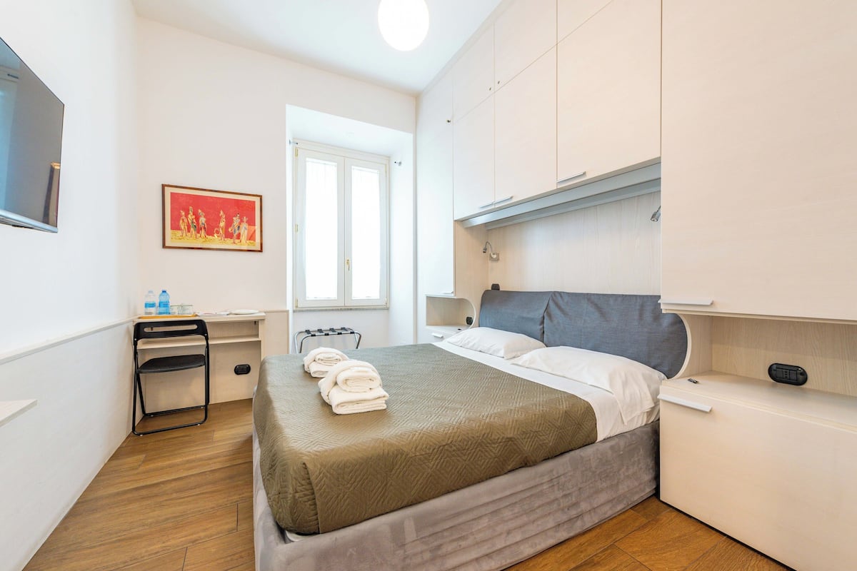 Classic Double or Twin Room | Peralatan tempat tidur premium, peti besi dalam bilik, meja